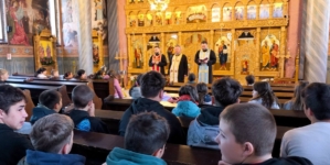 „Hristos împărtășit copiilor din Săcălășeni”: Peste 100 de elevi au fost spovediți și împărtășiți în cadrul proiectului catehetic