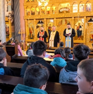 „Hristos împărtășit copiilor din Săcălășeni”: Peste 100 de elevi au fost spovediți și împărtășiți în cadrul proiectului catehetic