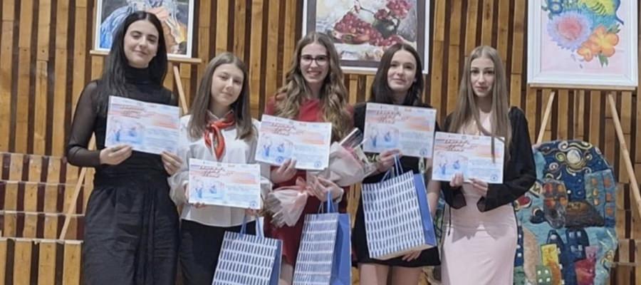 „Chants, sons sur scène”: Elevele Colegiului „Vasile Lucaciu” Baia Mare au cucerit premiul I la toate categoriile de vârstă