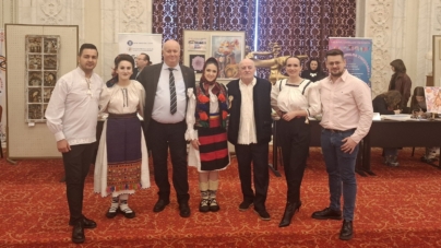 Recital de pricesne susținut de talentatele maramureșence Victoria Petrenciuc și Teodora Dăntăușa la Palatul Parlamentului din București