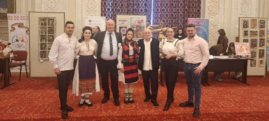 Recital de pricesne susținut de talentatele maramureșence Victoria Petrenciuc și Teodora Dăntăușa la Palatul Parlamentului din București