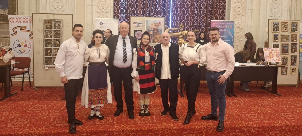 Recital de pricesne susținut de talentatele maramureșence Victoria Petrenciuc și Teodora Dăntăușa la Palatul Parlamentului din București