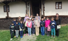 Elevii de la Școala „Victor Babeș” Baia Mare au participat la atelierul „În băncile școlii de odinioară – vizită la școala din sat”