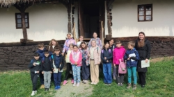 Elevii de la Școala „Victor Babeș” Baia Mare au participat la atelierul „În băncile școlii de odinioară – vizită la școala din sat”