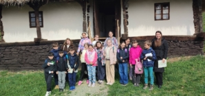 Elevii de la Școala „Victor Babeș” Baia Mare au participat la atelierul „În băncile școlii de odinioară – vizită la școala din sat”