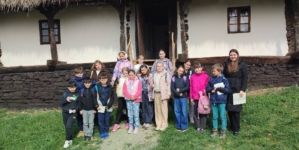 Elevii de la Școala „Victor Babeș” Baia Mare au participat la atelierul „În băncile școlii de odinioară – vizită la școala din sat”