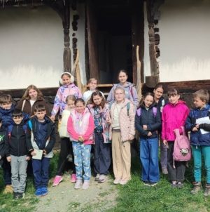 Elevii de la Școala „Victor Babeș” Baia Mare au participat la atelierul „În băncile școlii de odinioară – vizită la școala din sat”