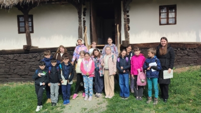 Elevii de la Școala „Victor Babeș” Baia Mare au participat la atelierul „În băncile școlii de odinioară – vizită la școala din sat”