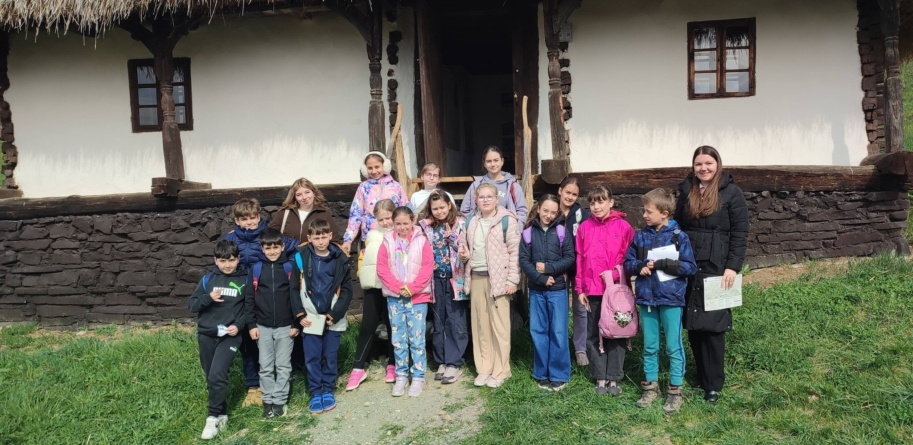 Elevii de la Școala „Victor Babeș” Baia Mare au participat la atelierul „În băncile școlii de odinioară – vizită la școala din sat”
