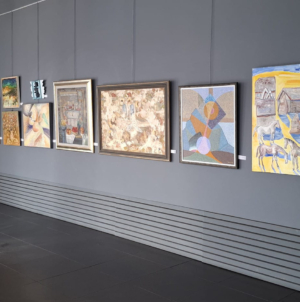 La Galeria de Artă UAP Baia Mare: Expoziția „ÎNVIEREA” reunește lucrări semnate de un număr impresionant de artiști