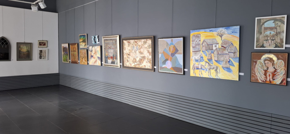 La Galeria de Artă UAP Baia Mare: Expoziția „ÎNVIEREA” reunește lucrări semnate de un număr impresionant de artiști