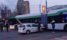 Un autoturism și un autobuz, implicate într-un accident rutier în Baia Mare