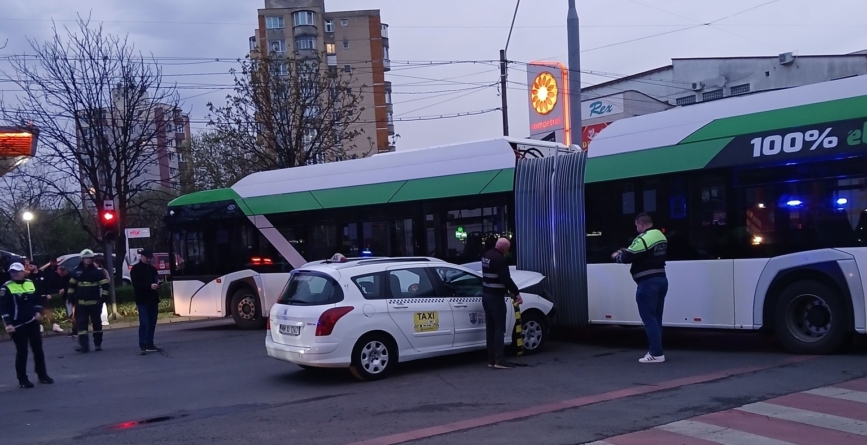 Un autoturism și un autobuz, implicate într-un accident rutier în Baia Mare