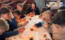 Copiii din Fărcașa au învățat arta încondeierii ouălor