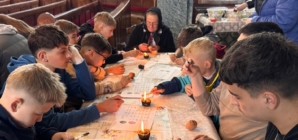 Copiii din Fărcașa au învățat arta încondeierii ouălor