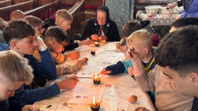 Copiii din Fărcașa au învățat arta încondeierii ouălor