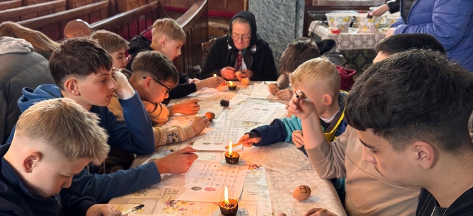 Copiii din Fărcașa au învățat arta încondeierii ouălor