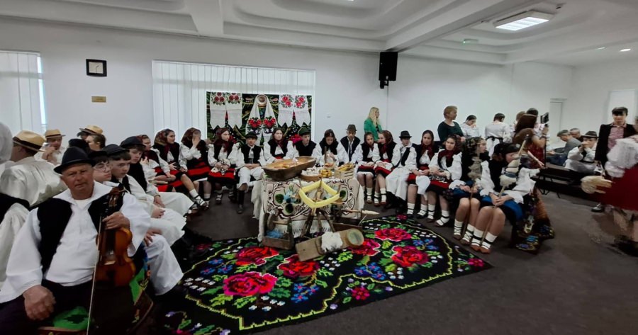 Educație, tradiție și creativitate la simpozionul „Turism cultural, obiceiuri și tradiții” de la Colegiul Economic „Nicolae Titulescu” Baia Mare