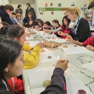 Tradiție și creativitate la „Atelierul de încondeiat ouă” de la Muzeul de Istorie și Arheologie Maramureș