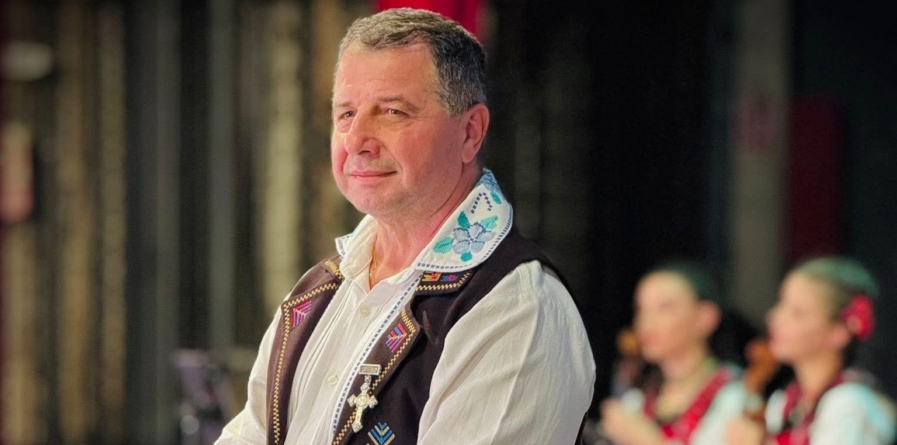 Eduard Albina, dirijorul Orchestrei Ansamblului Folcloric Național „Transilvania”, își serbează ziua de naștere