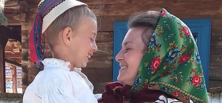 Copiii din Călinești vor susține momente artistice și ateliere „Din drag pentru mama”