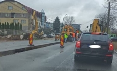 Stâlp de curent căzut pe bulevardul Independenței din Baia Mare, traficul este blocat
