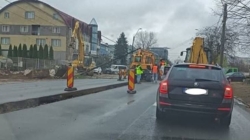 Stâlp de curent căzut pe bulevardul Independenței din Baia Mare, traficul este blocat