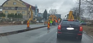 Stâlp de curent căzut pe bulevardul Independenței din Baia Mare, traficul este blocat