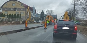 Stâlp de curent căzut pe bulevardul Independenței din Baia Mare, traficul este blocat