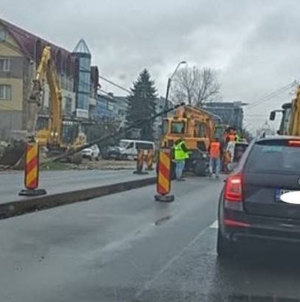 Stâlp de curent căzut pe bulevardul Independenței din Baia Mare, traficul este blocat