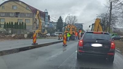 Stâlp de curent căzut pe bulevardul Independenței din Baia Mare, traficul este blocat