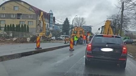 Stâlp de curent căzut pe bulevardul Independenței din Baia Mare, traficul este blocat