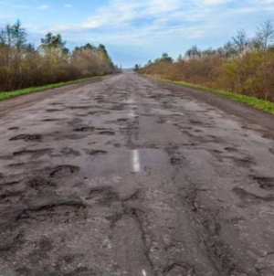 Cum pot șoferii să obțină despăgubiri pentru mașinile avariate de gropile din șosele