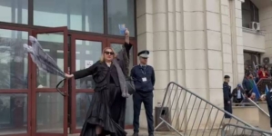 Diana Șoșoacă s-a prezentat la Parchetul General, după ce autoritățile au dispus efectuarea unei expertize psihiatrice