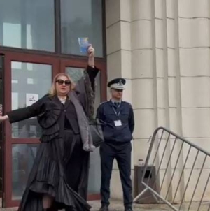 Diana Șoșoacă s-a prezentat la Parchetul General, după ce autoritățile au dispus efectuarea unei expertize psihiatrice