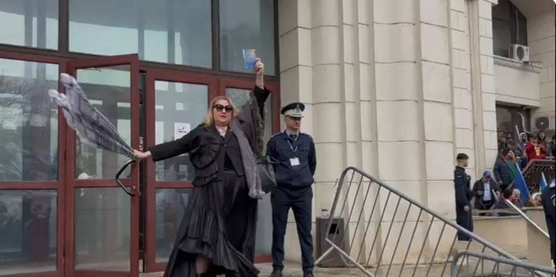 Diana Șoșoacă s-a prezentat la Parchetul General, după ce autoritățile au dispus efectuarea unei expertize psihiatrice