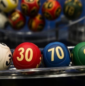 Când legea vrea să interzică păcănelele, dar riscă să scoată din joc și Loteria română