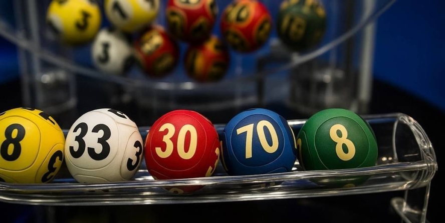 Când legea vrea să interzică păcănelele, dar riscă să scoată din joc și Loteria română