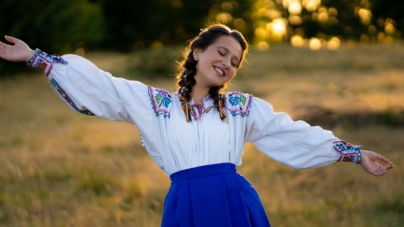 Alexandra Deac, elevă a Școlii Populare de Artă Baia Mare, printre cei 10 concurenți ai Festivalului-Concurs Național de Folclor „Trecui aseară prin codru”