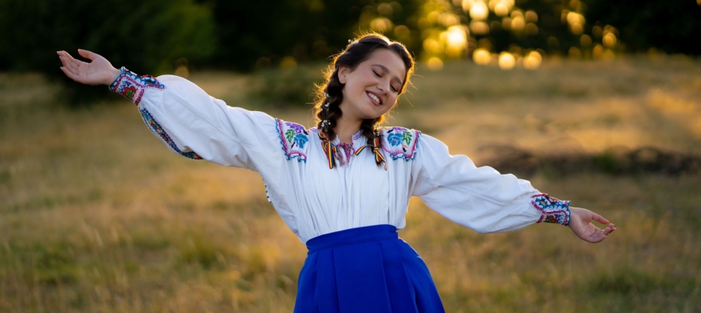 Alexandra Deac, elevă a Școlii Populare de Artă Baia Mare, printre cei 10 concurenți ai Festivalului-Concurs Național de Folclor „Trecui aseară prin codru”