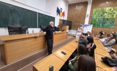 „Strigătul șoaptei”: spectacol de poezie susținut de Adrian Munteanu la Facultatea de Litere din Baia Mare