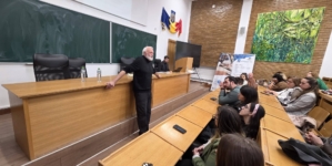 „Strigătul șoaptei”: spectacol de poezie susținut de Adrian Munteanu la Facultatea de Litere din Baia Mare