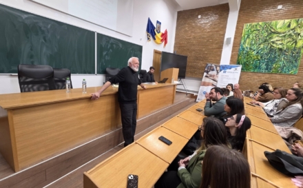 „Strigătul șoaptei”: spectacol de poezie susținut de Adrian Munteanu la Facultatea de Litere din Baia Mare