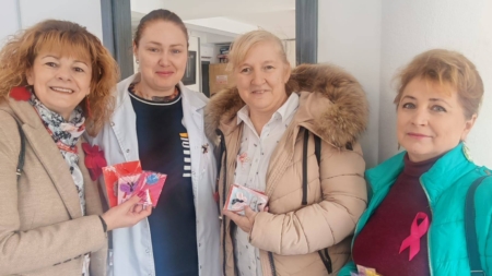 Gest de suflet pentru pacientele oncologice și cadrele medicale din Baia Mare: Membrele Asociației Oameni Buni le-au oferit mărțișoare pline de culoare și speranță
