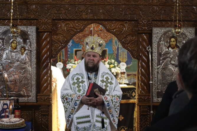 Preasfințitul Părinte Timotei Sătmăreanul a slujit la Mănăstirea „Sfinții Apostoli Petru și Pavel” Bixad