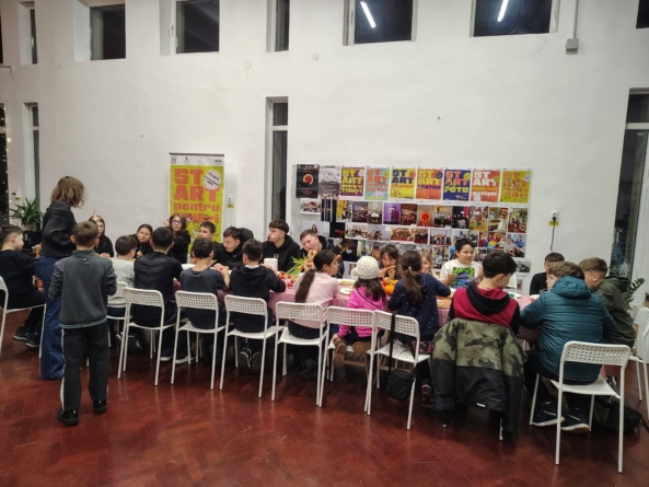 Copiii din Țara Lăpușului sunt invitați să se înscrie la atelierul de limba franceză „Bonjour, les amis!”