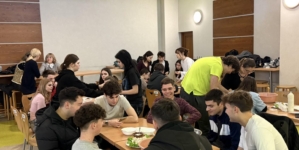 Combaterea risipei alimentare: activitate culinară creativă organizată de Asociația ASSOC la Colegiul Național „Gheorghe Șincai” din Baia Mare