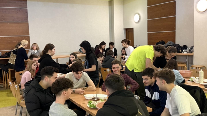 Combaterea risipei alimentare: activitate culinară creativă organizată de Asociația ASSOC la Colegiul Național „Gheorghe Șincai” din Baia Mare