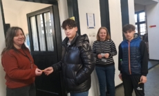 Prietenie și solidaritate: proiectul „Punți între oameni” a adus zâmbete și mărțișoare copiilor și educatorilor din Sighet