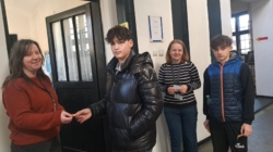 Prietenie și solidaritate: proiectul „Punți între oameni” a adus zâmbete și mărțișoare copiilor și educatorilor din Sighet